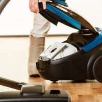 replace bag in vacuum cleaner